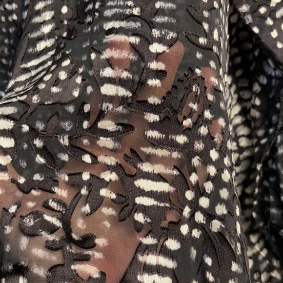 Chico's Women ButtonUp Long Sleeve Velvet Burnout Silk Shirt Sz 2 = USL/12 Party - Picture 6 of 15